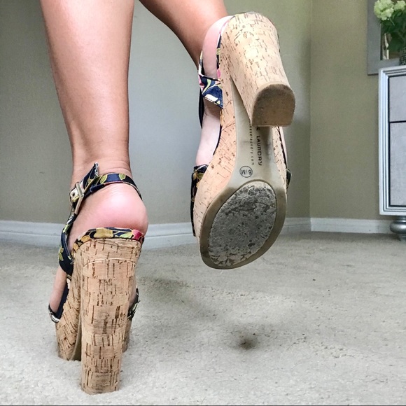 Vintage Floral Blue Chinese Laundry Platforms - Picture 3 of 3